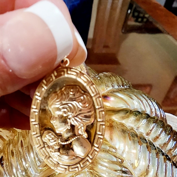 Cameo Stamp 750 Pendant 18k Saudi Solid Gold - Picture 2 of 9